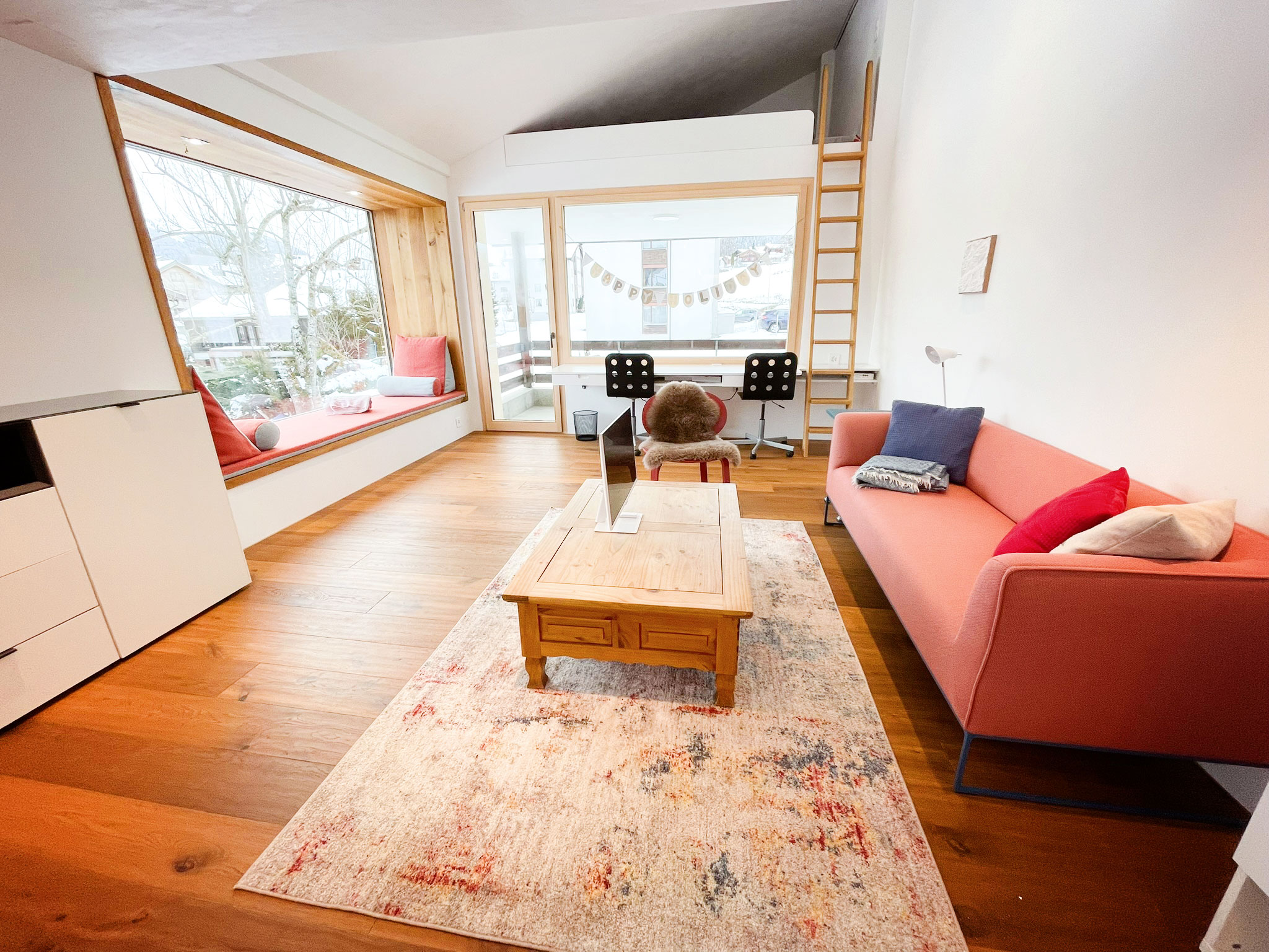 Grosszügiger und heller Wohnbereich