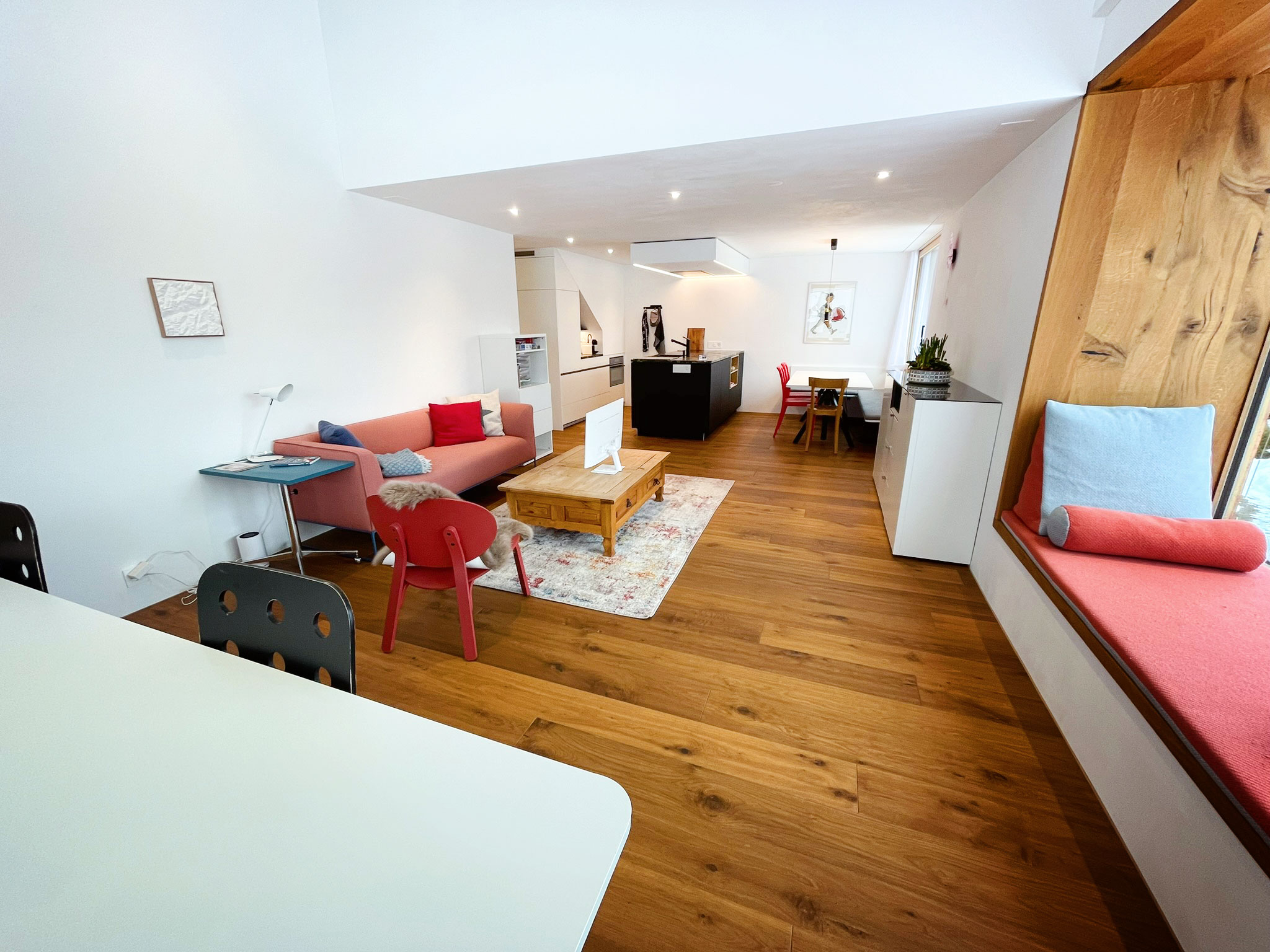 Blick vom Basteltisch vor dem Balkonfenster ins Wohnzimmer und Küche/Essecke