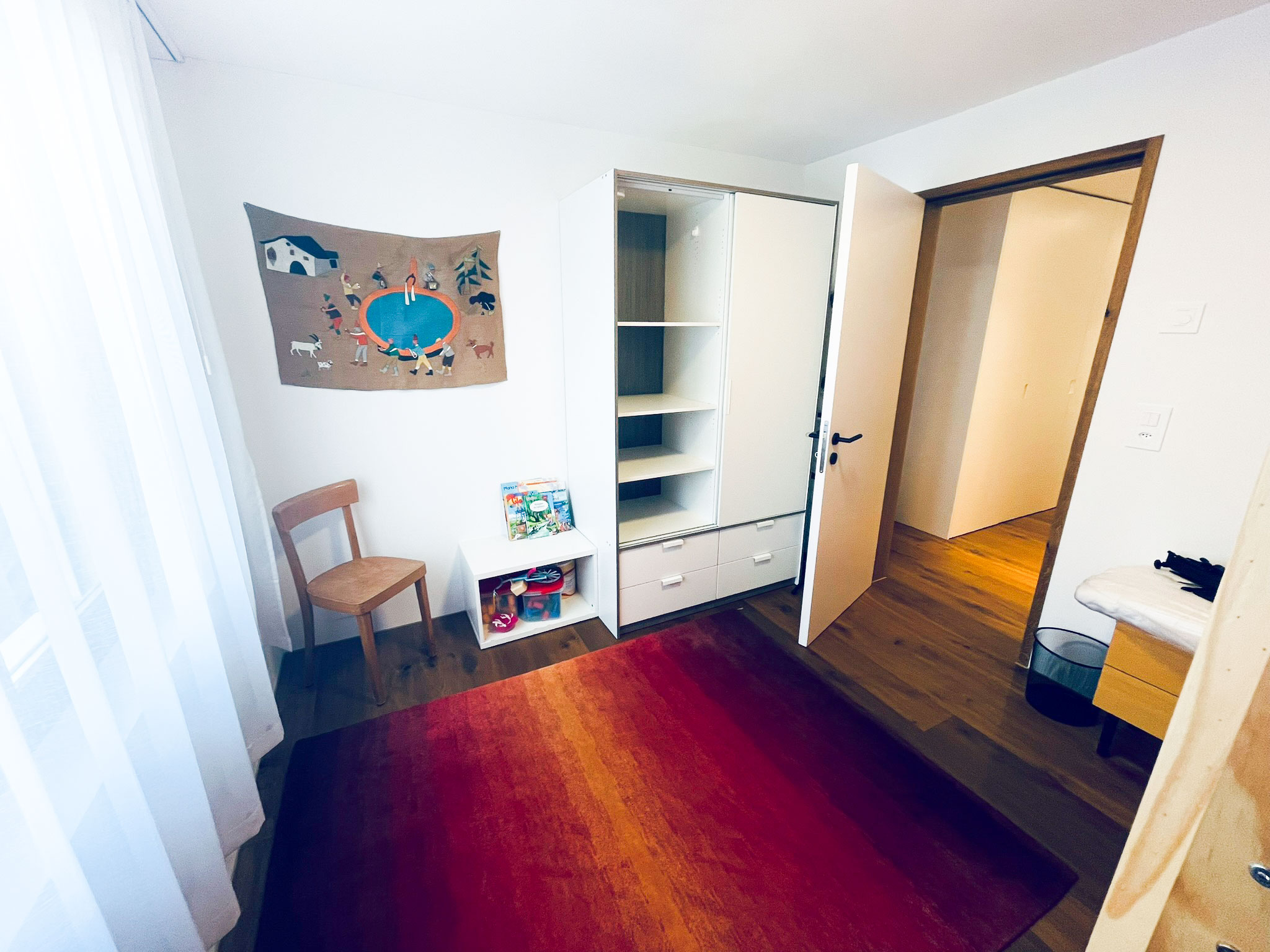 Jedes Zimmer verfügt über einen Schrank mit viel Stauraum und Schubladen