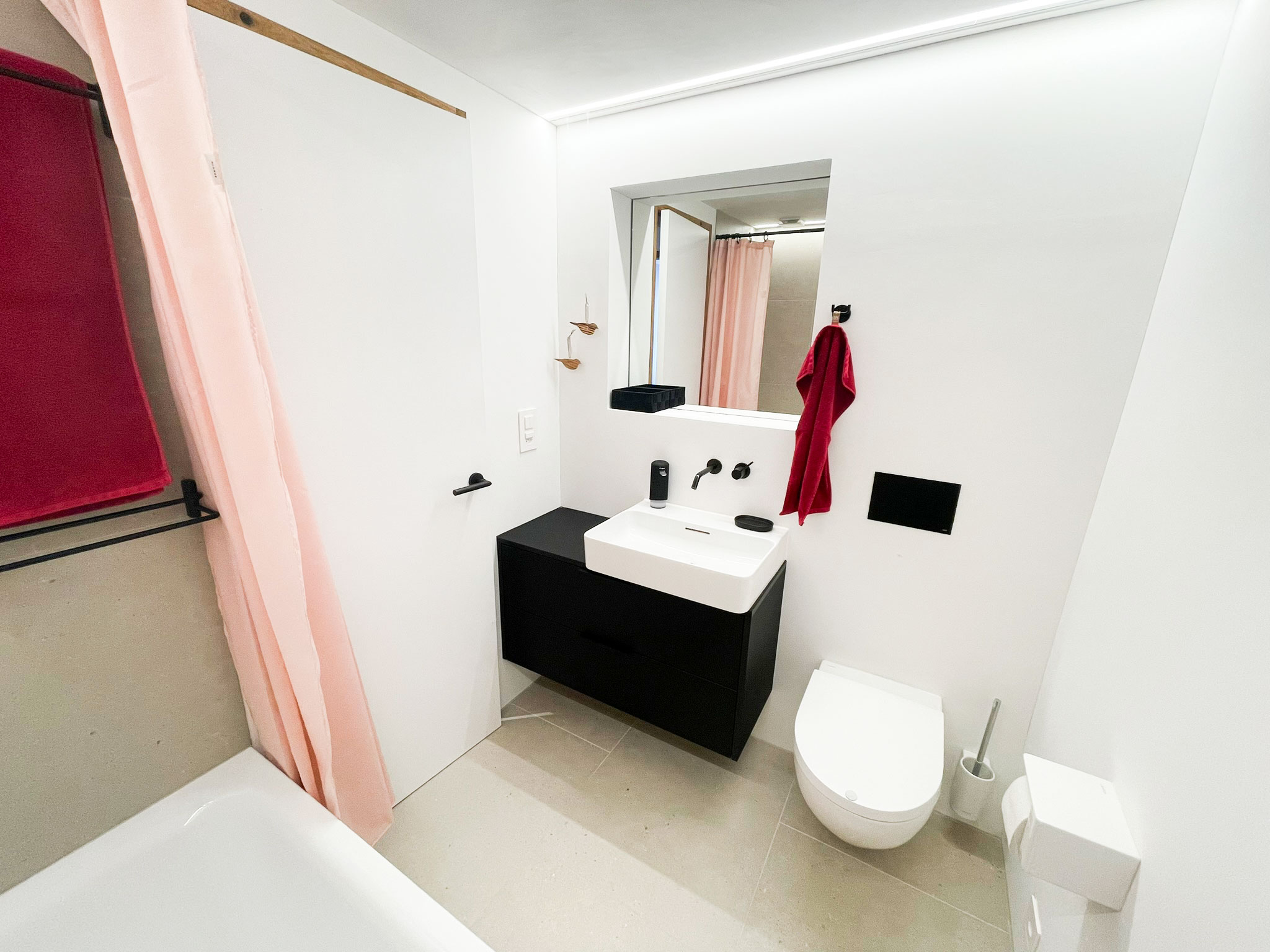 2 moderne Badzimmer mit Dusche/WC oder Badewanne/WC