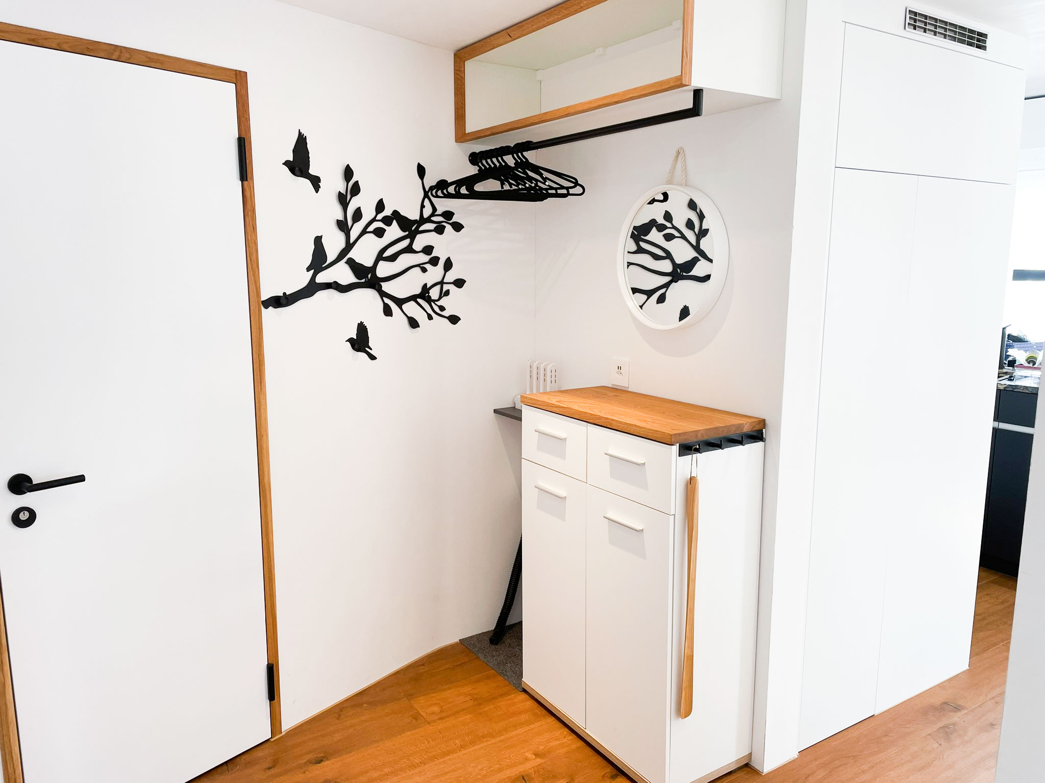 Ansprechende Garderobe mit Stauraum für Jacken, Helme und Schuhe und sogar einen Schuhtrockner