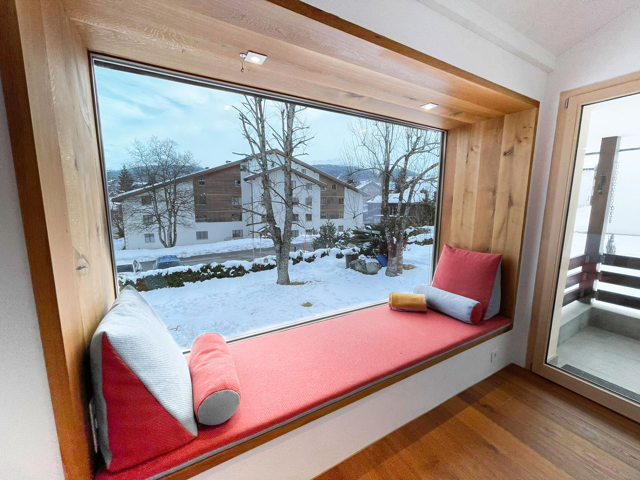 Wohnzimmer mit grossem Sitzfenster