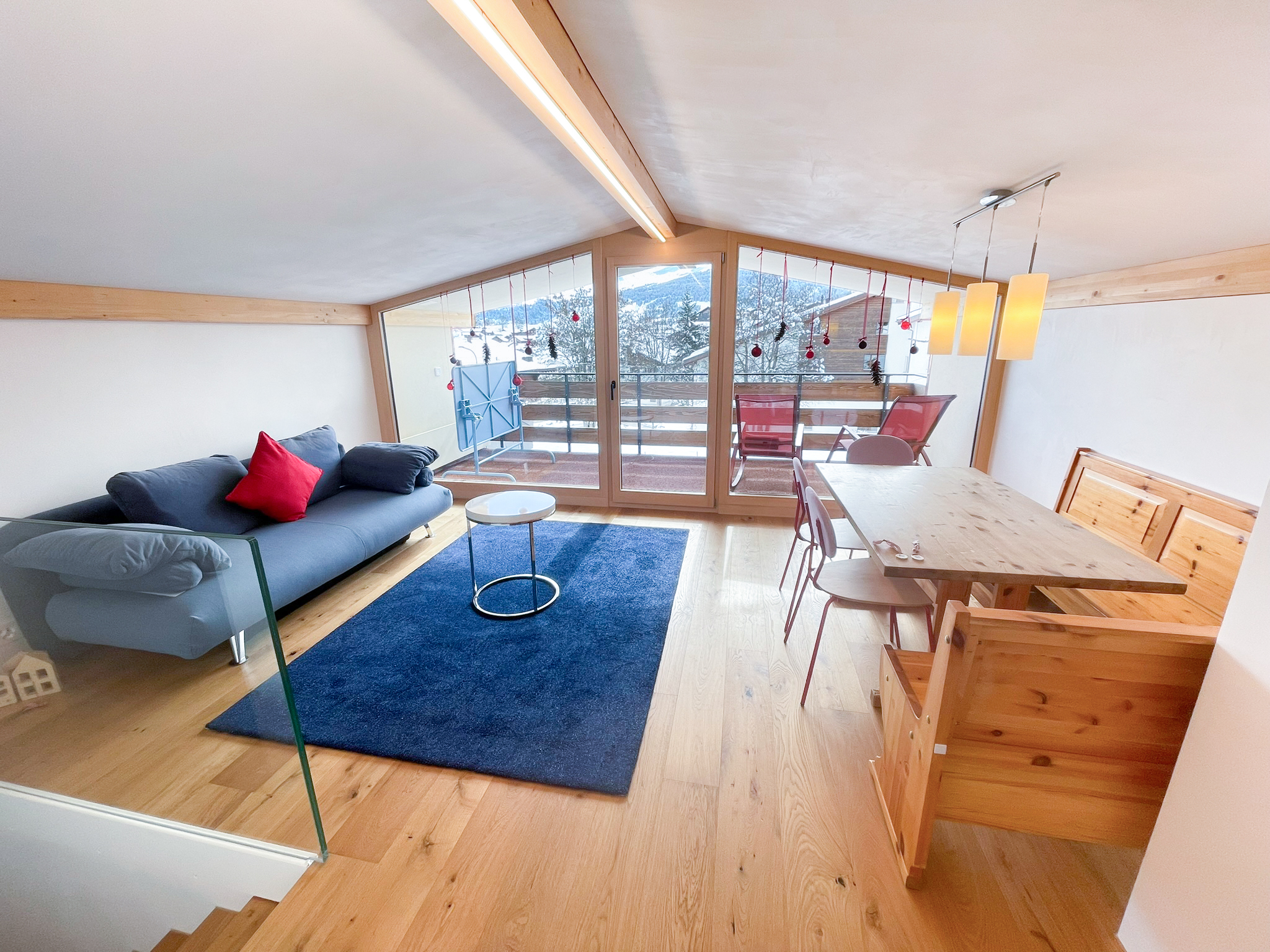 Wohnzimmer / Essecke und grosser Balkon