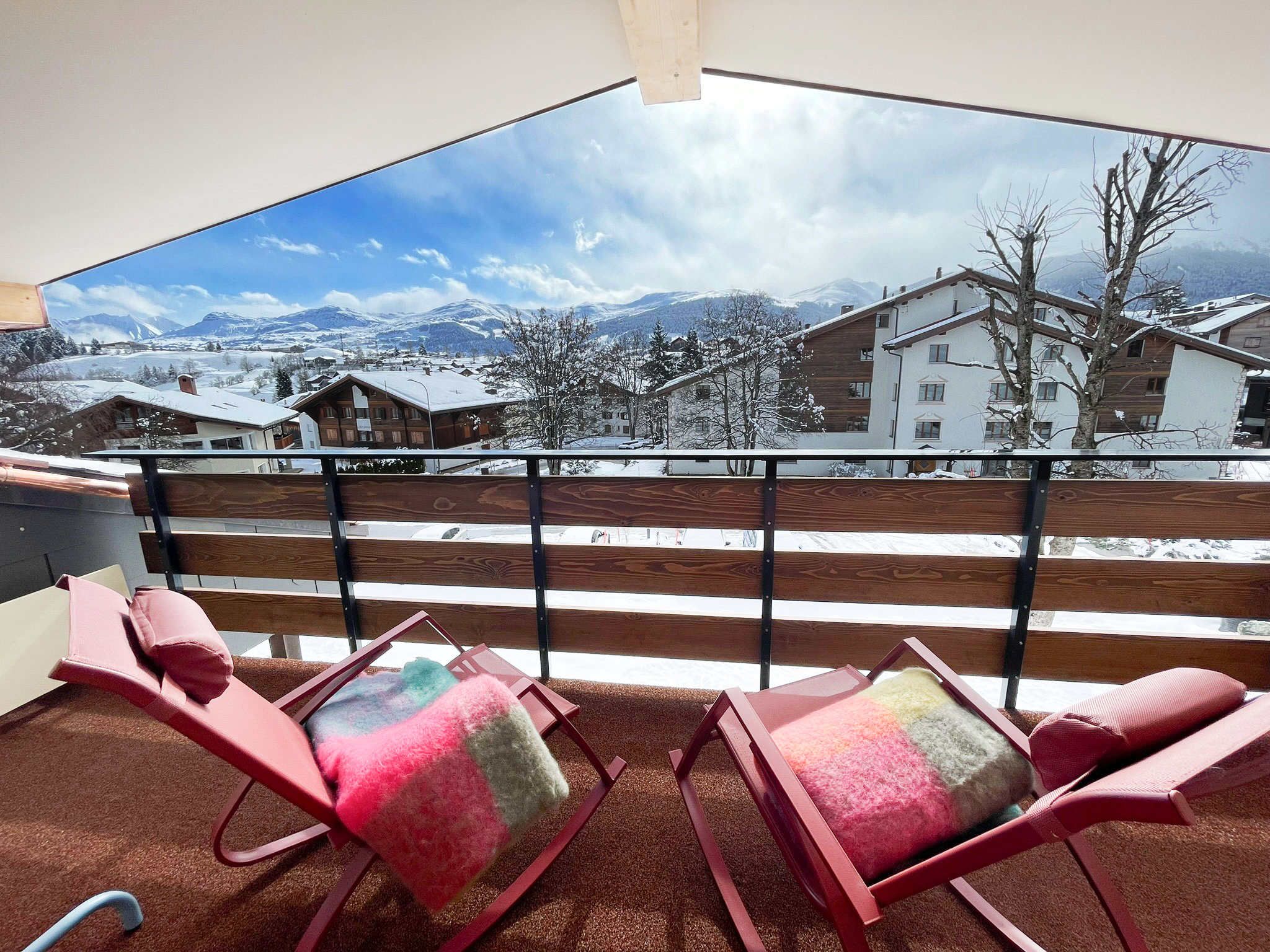 Ein grosser Balkon lädt zum Entspannen ein